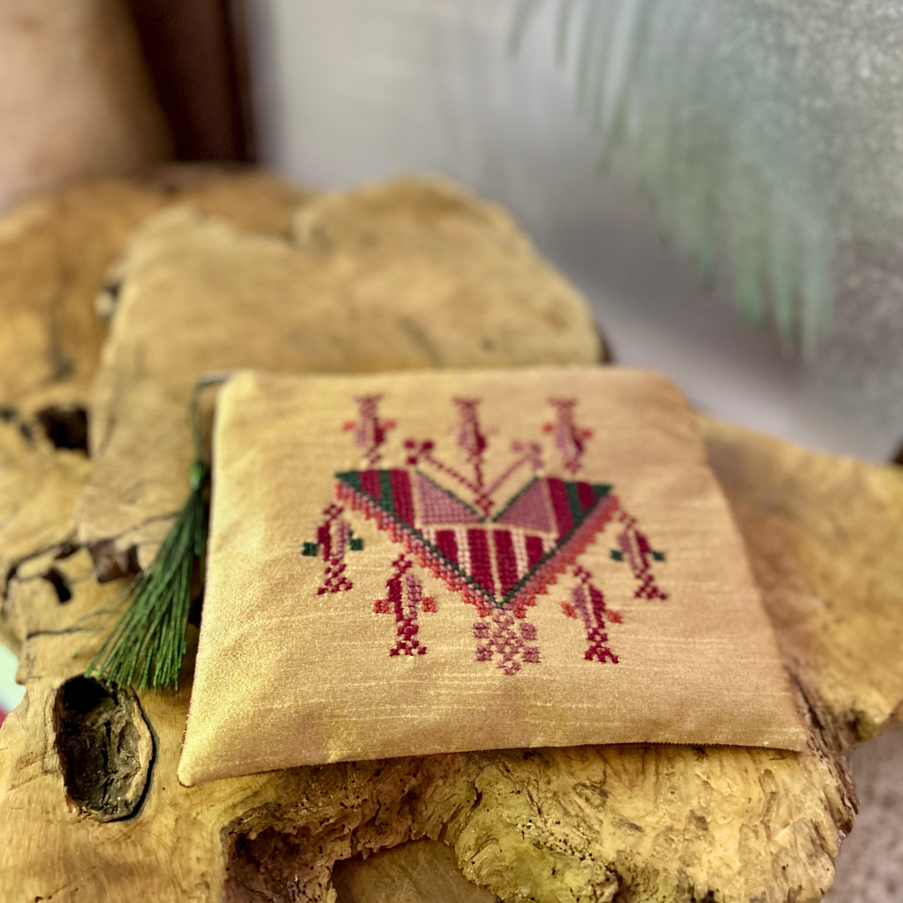 Traditional Gaza Pouch on Saya | Palestinian Tatreez Pouch